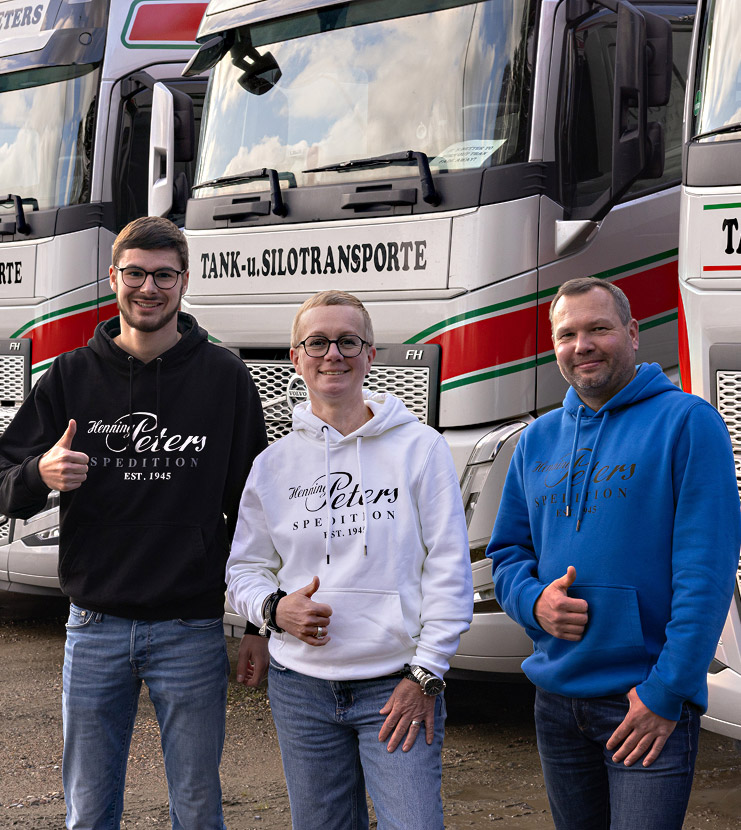 Ein Teil des Teams der Spedition Henning Peters vor dem Fuhrpark