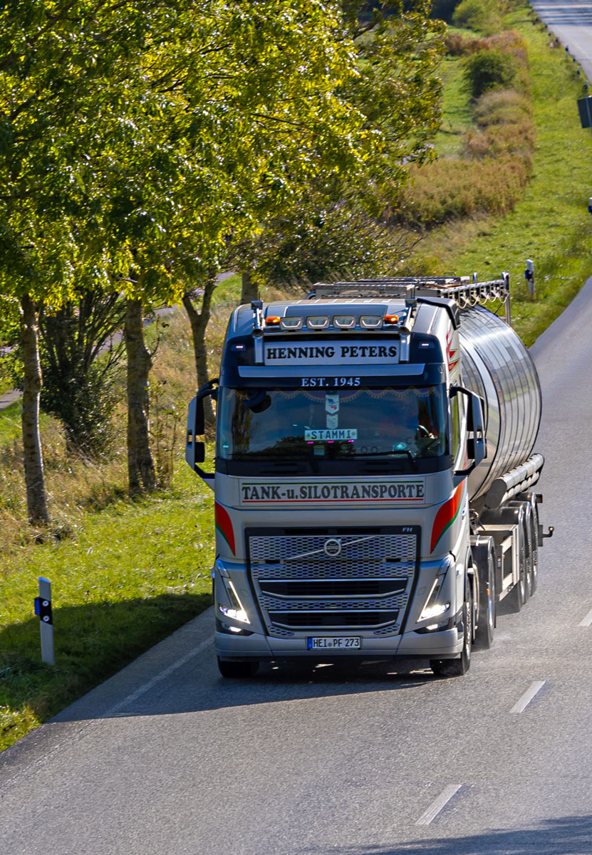 Fahrt eines LKW durch die Natur