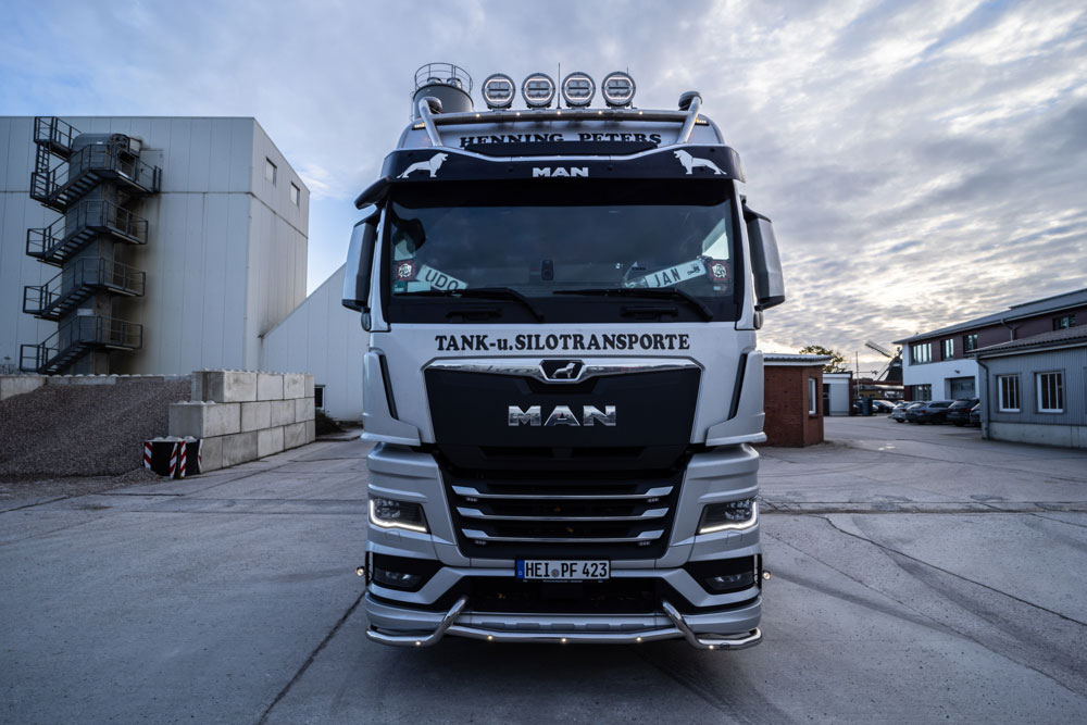 Front eines LKW der Spedition Henning Peters