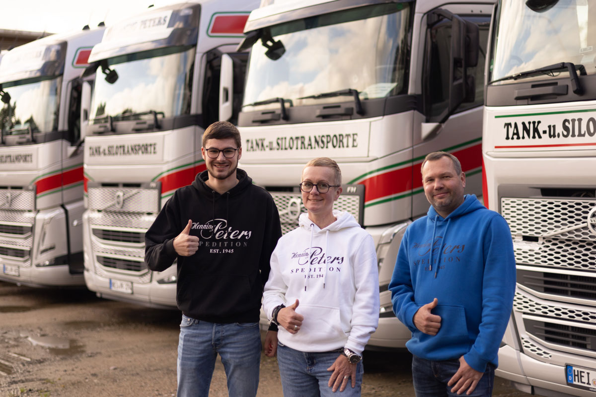 Ein Teil des Teams der Spedition Henning Peters vor dem LKW Fuhrpark